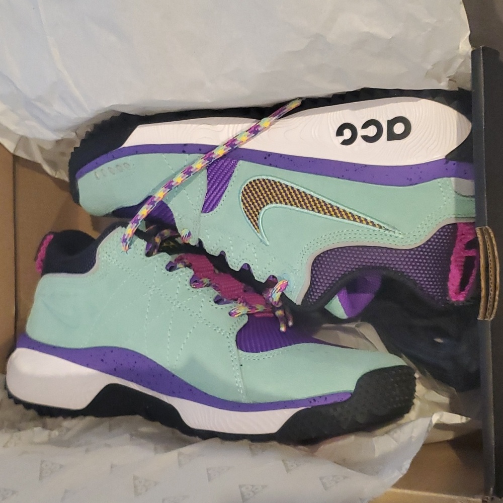 Brand NEW men's /women's Nike ACG sneakers size 6 mens / 7.5 women's